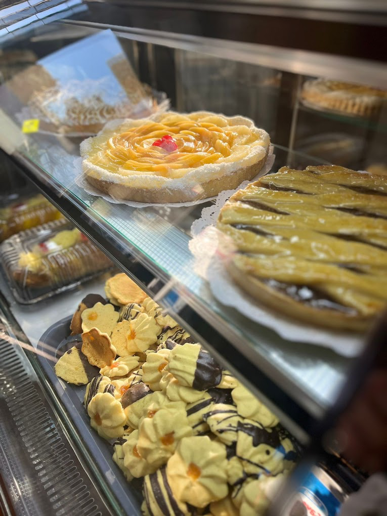 Variedad de pasteles y dulces