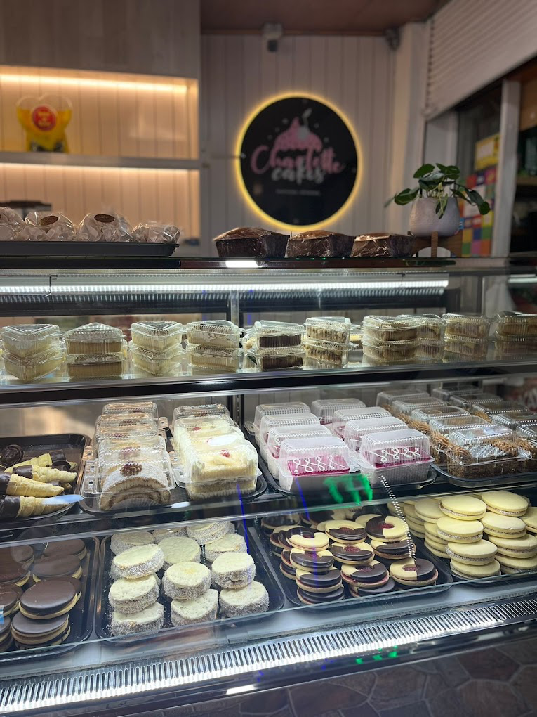 Vitrina con pasteles y alfajores